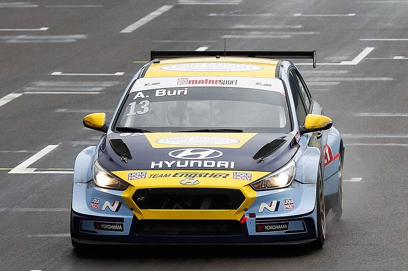 Antti Buri feiert Sieg und Podestplatz auf dem Lausitzring