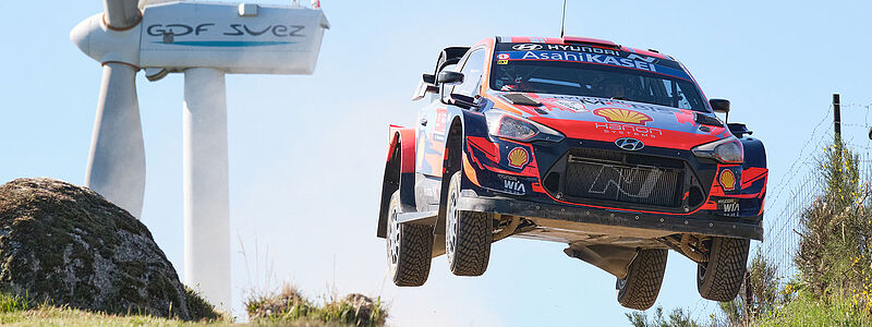 Dani Sordo im Hyundai i20 Coupe WRC in Portugal auf dem Podium