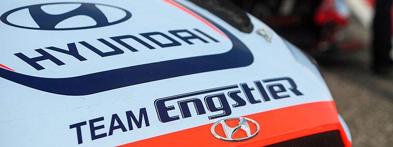 Fahrer des Hyundai Team Engstler trainieren im Rennsimulator